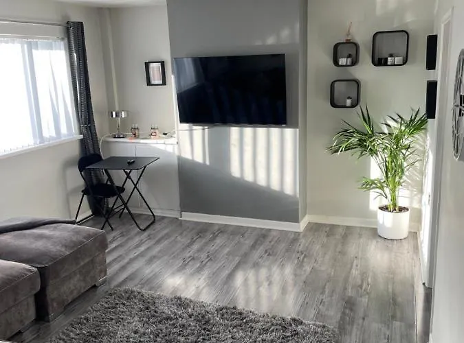 Fantastic Full 3 Bedroom Modern Apartment