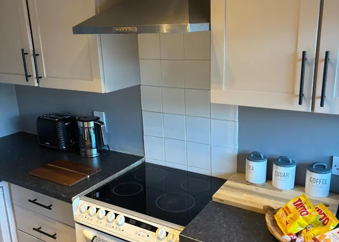 Fantastic Full 3 Bedroom Modern Apartment
